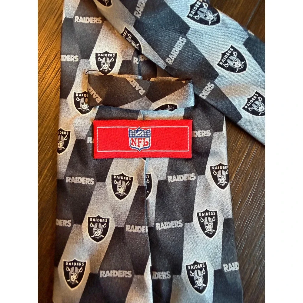 NFL Oakland Raiders Mens Necktie Silver Black Geometric Logo Silk Blend Tie